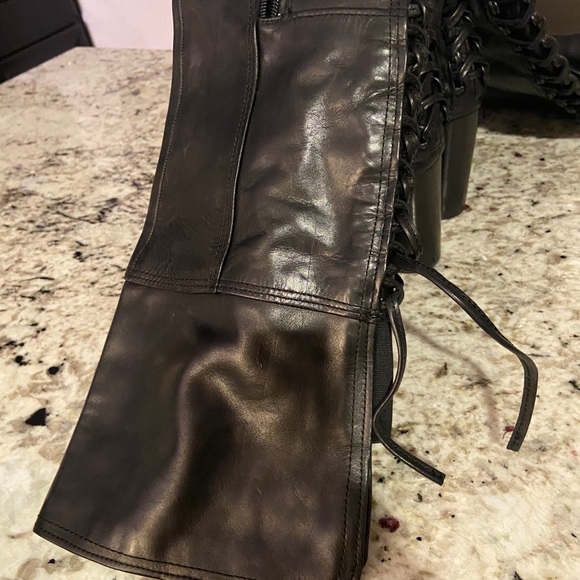 Black boots - Picture 5 of 6